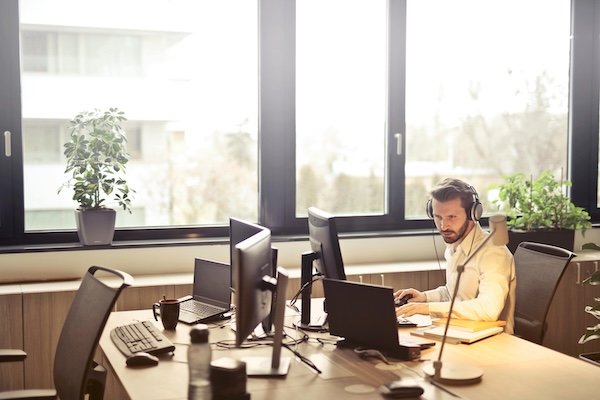 smart-furniture-choices-for-brighter-more-productive-workspaces-3
